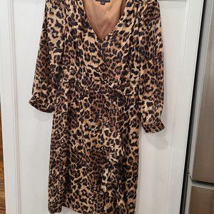 BEAUTIFUL TAHARI (silk-LOOKING) leopard dress, collar w/ v-neck - WORN 1 TIME!